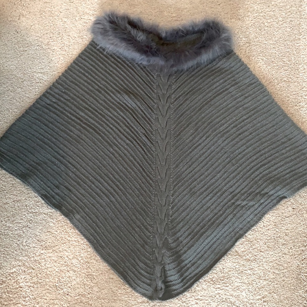 ADORABLE GREY KNIT PONCHO WITH FUR COLLAR